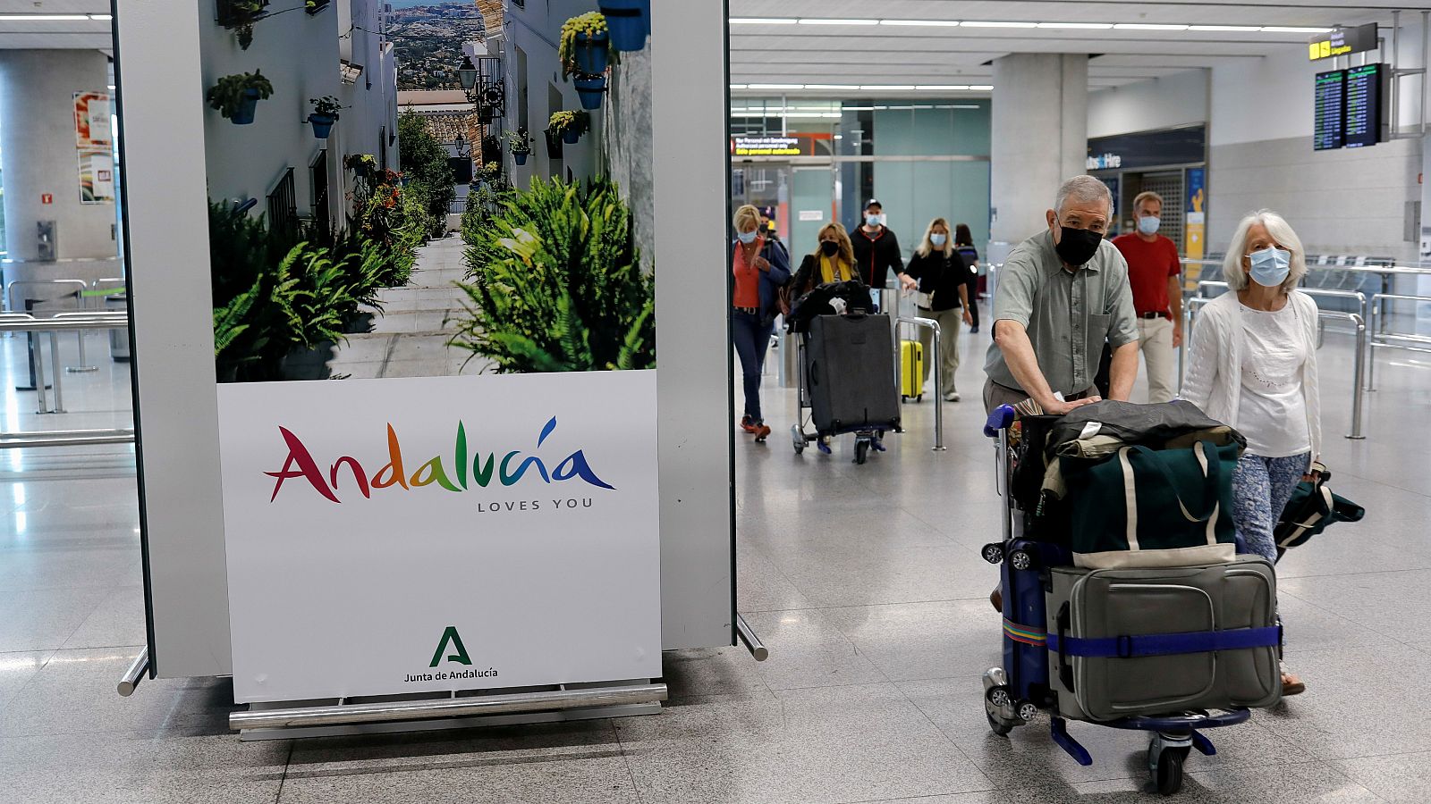 Turistas llegando al aeropuerto de Málaga, protegidos con mascarillas.