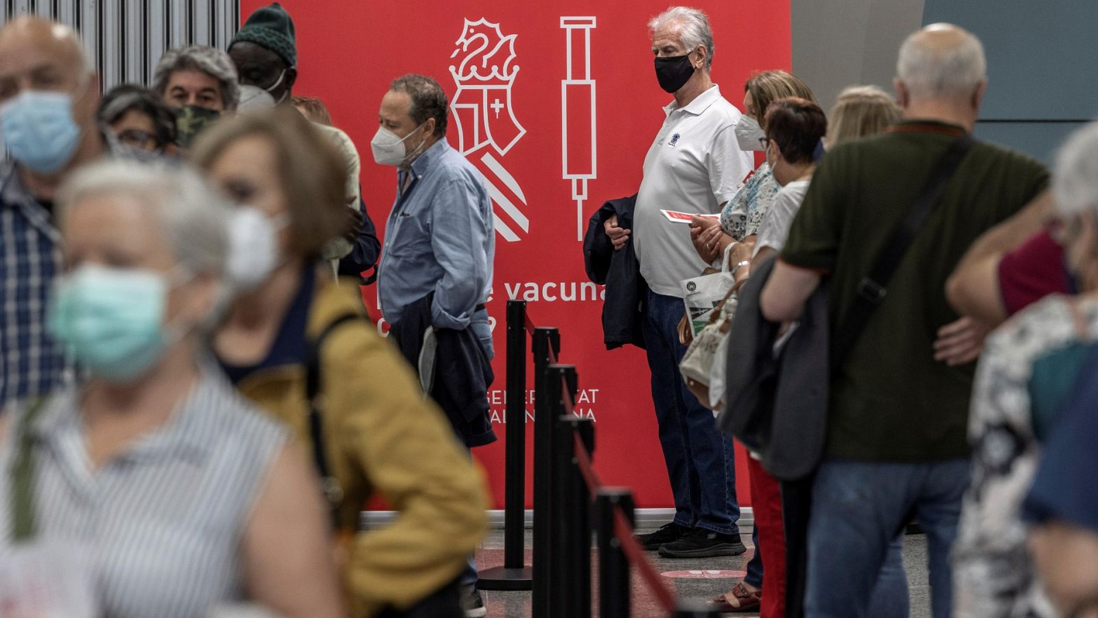 Varias personas esperan para vacunarse contra la COVID-19 en el centro instalado en la Ciudad de las Artes y las Ciencias de Valencia
