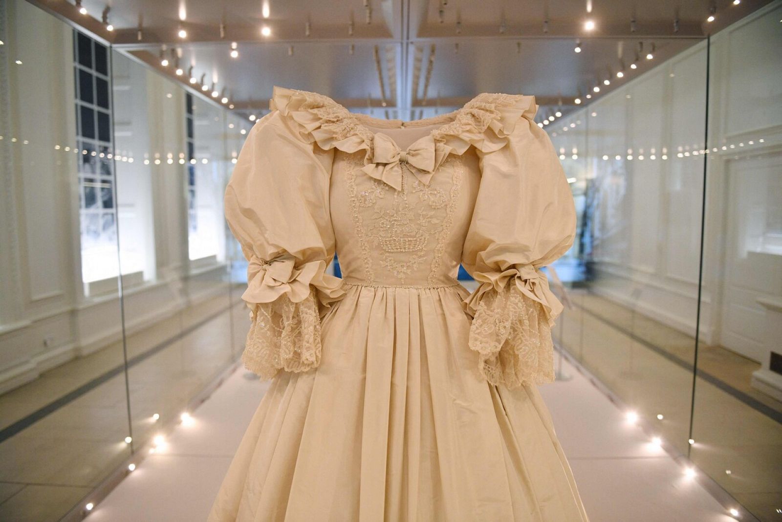 El vestido que la princesa Diana de Gales vistió en su boda fue diseñado por Elizabeth y David Emanuel 
