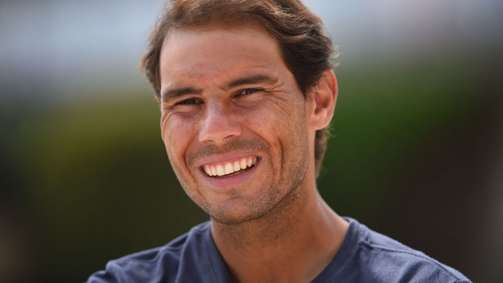 Rafa Nadal sonríe a cámara