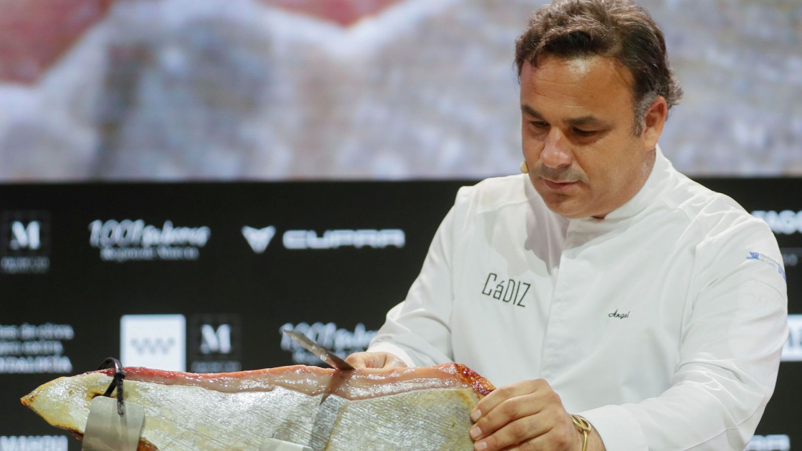 Ángel León corta su jamón del mar, hecho con atún de almadraba