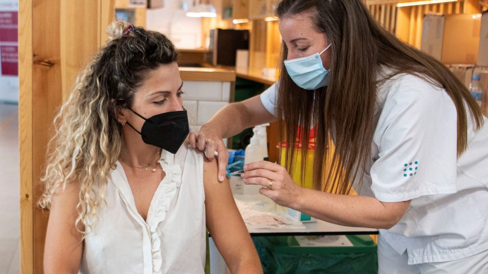 Administración de la segunda dosis de la vacuna contra la COVID-19 en el Hospital Son Espases, en Mallorca