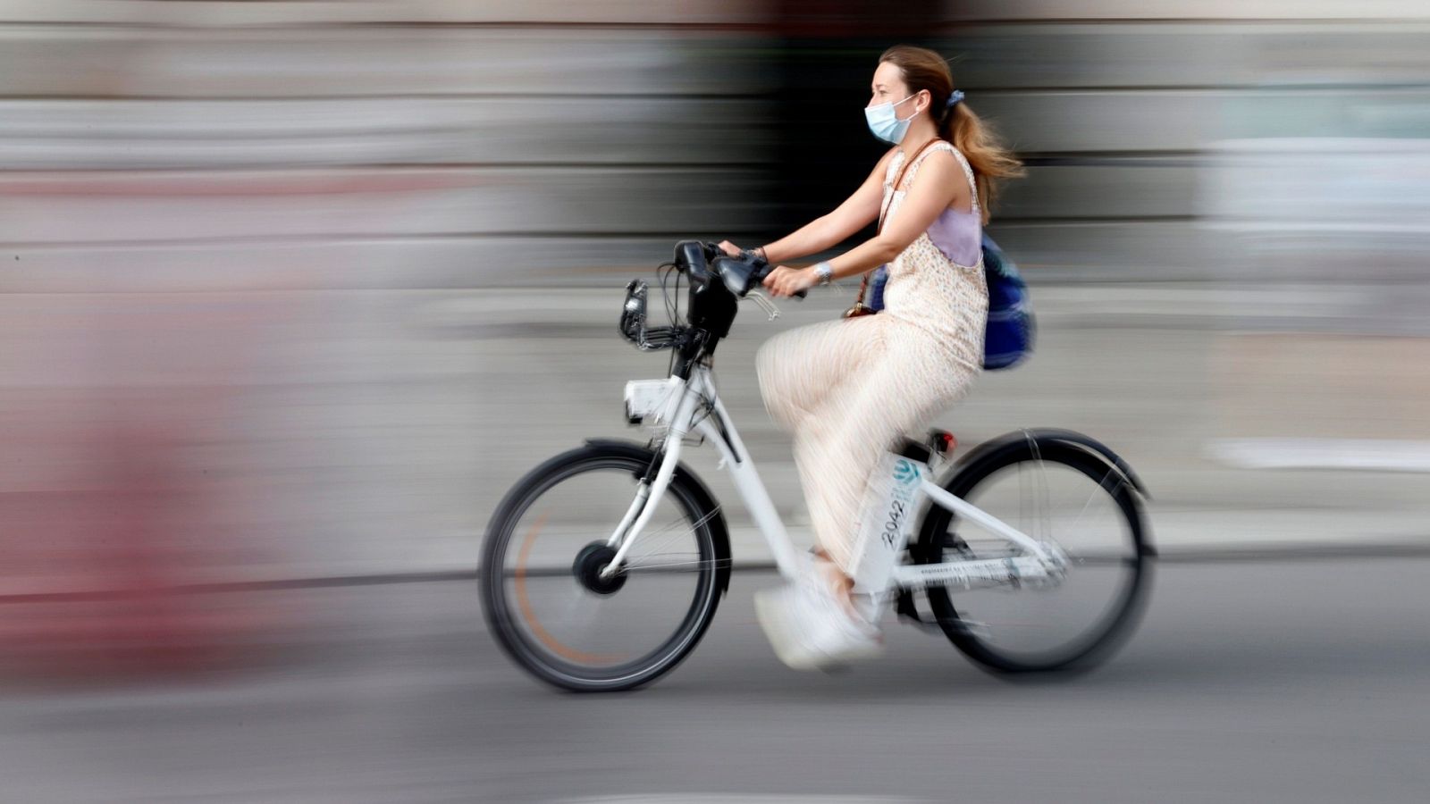 Una mujer pedalea en una bicicleta pública de alquiler en Madrid