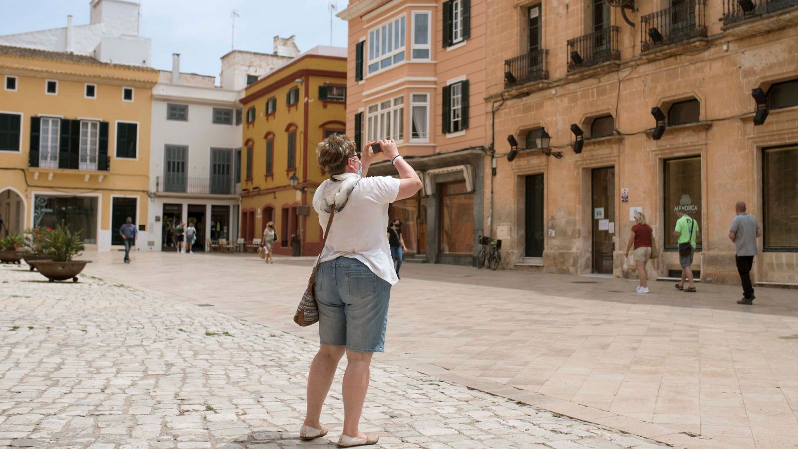 Turistas en el casco antiguo de Ciutadella de Menorca