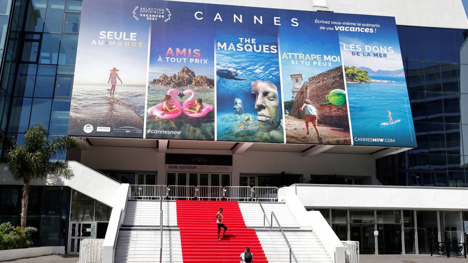 Fans haciéndose fotos en la alfombra roja de Cannes