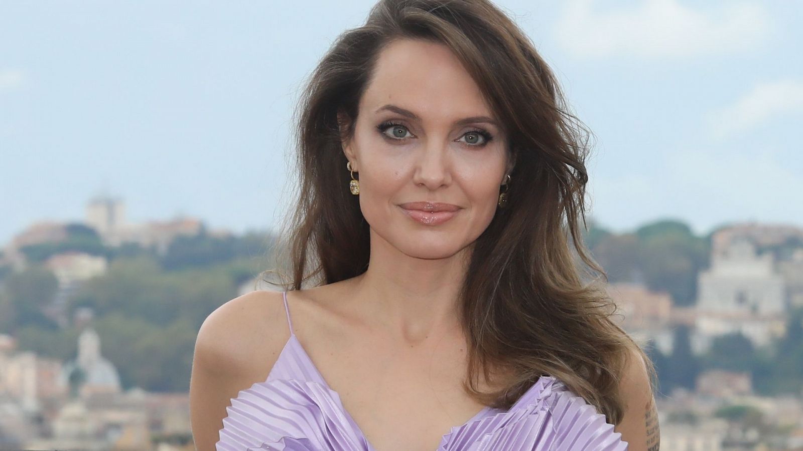 Angelina Jolie cumple 46 años estupenda