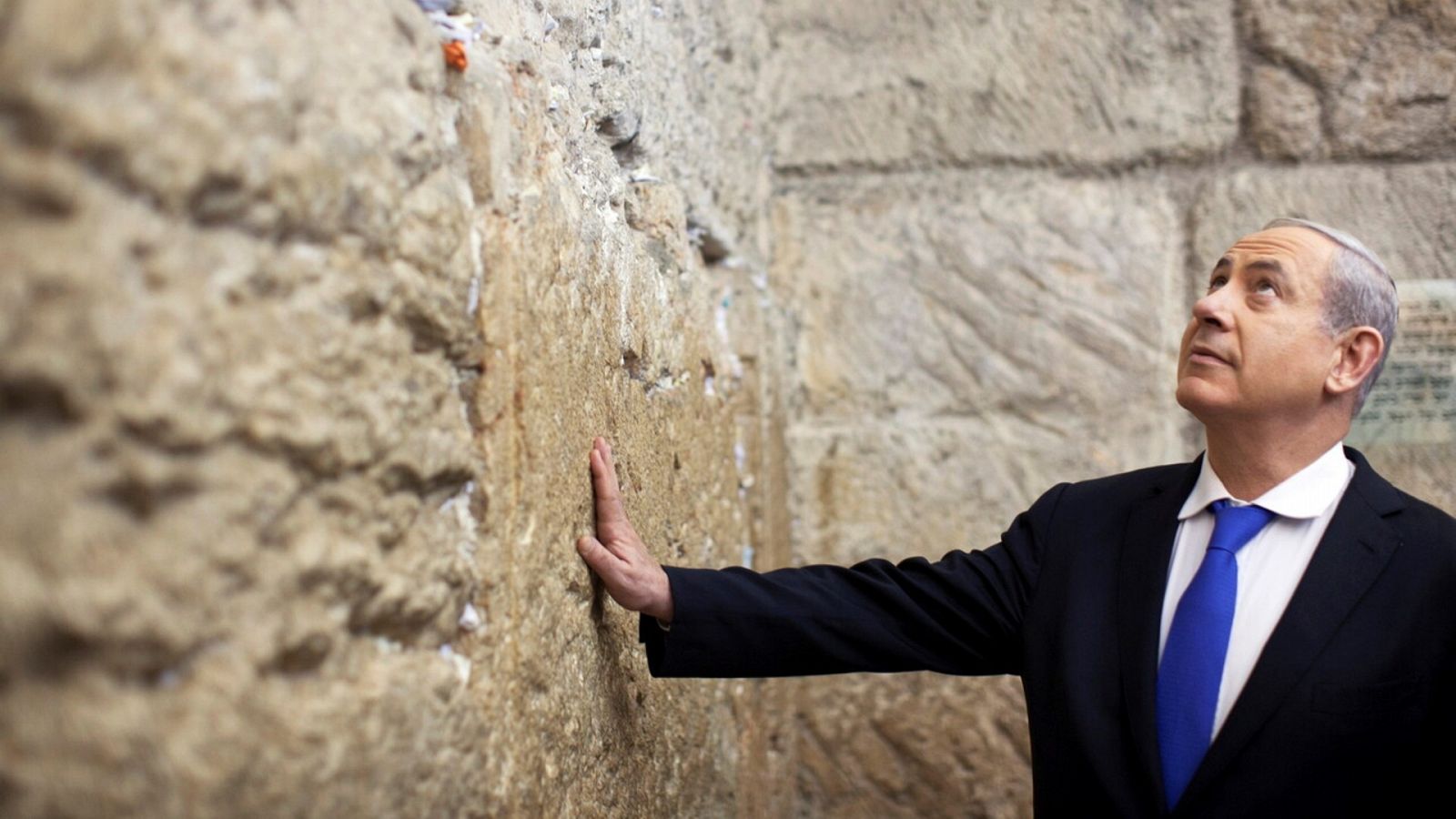 Foto de archivo de Benjamín Netanyahu, primer ministro israelí, en el Muro de las Lamentaciones de Jerusalén. REUTERS/Uriel Sinai