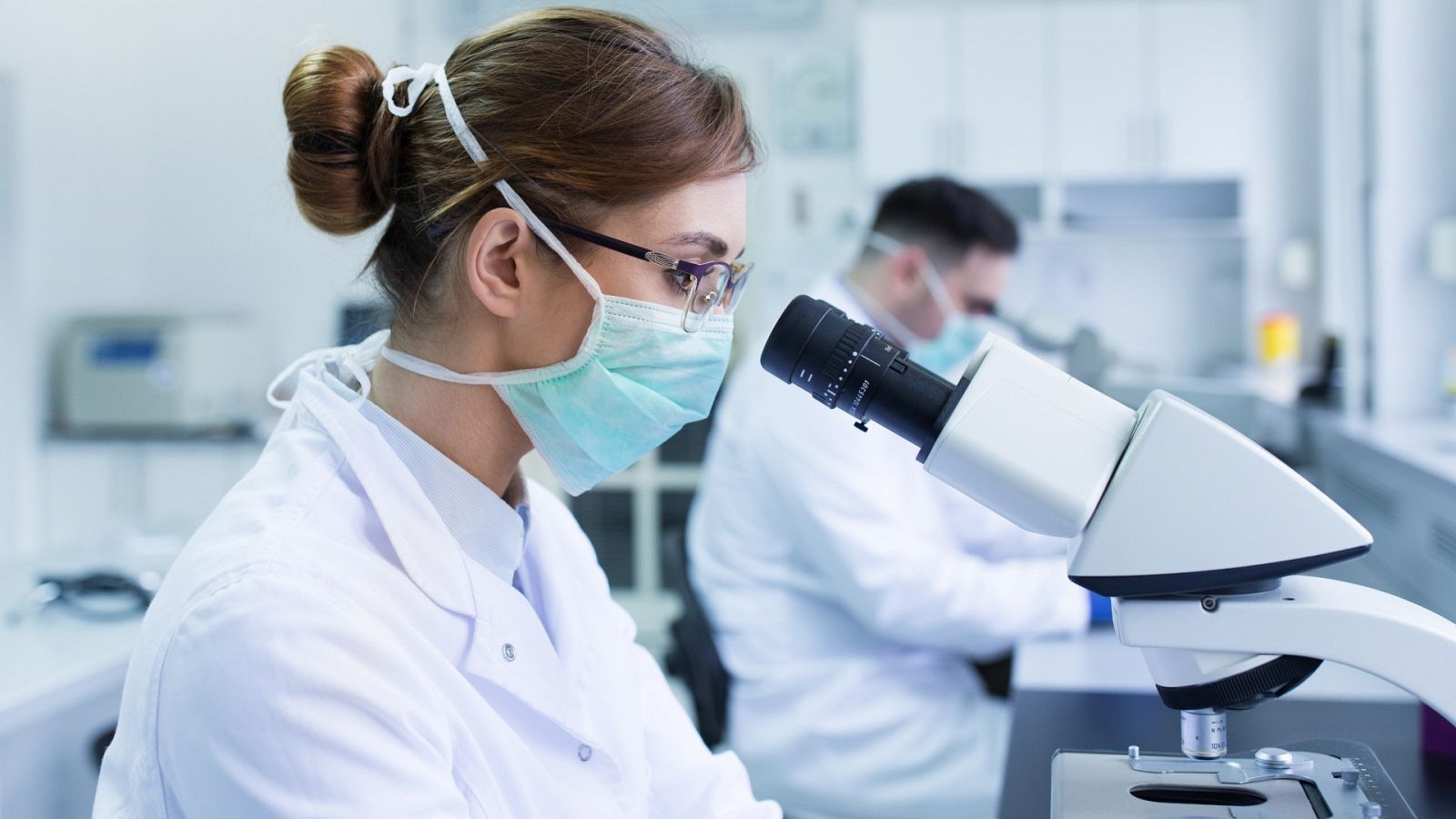 Científicos en una sala de laboratorio