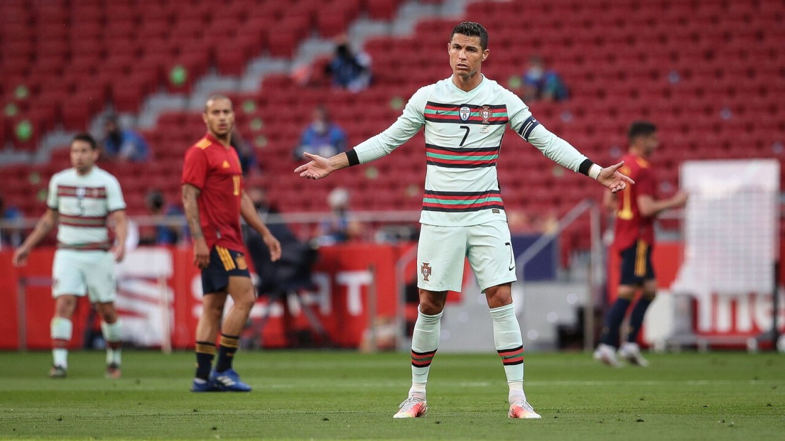 Cristiano Ronaldo, en primer término, en un momento del España - Portugal.