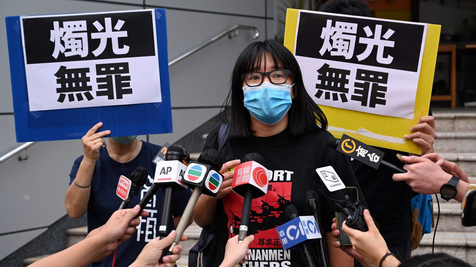 Chow Hang-tung declara ante los medios tras salir en libertad