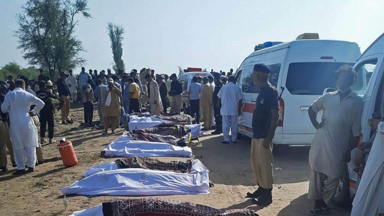 Mueren al menos 40 personas en un choque de trenes en Pakistán