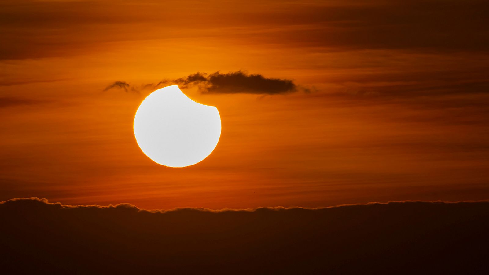En los eclipses solares, la Luna oculta el disco solar, parcial o totalmente.