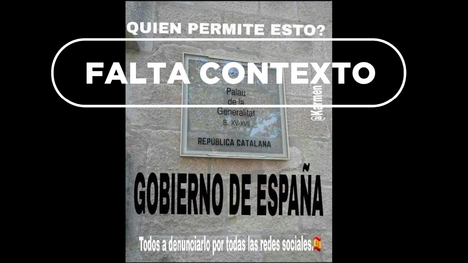 Cartel trucado del Palau de la Generalitat con el adhesivo de "República Catalana"