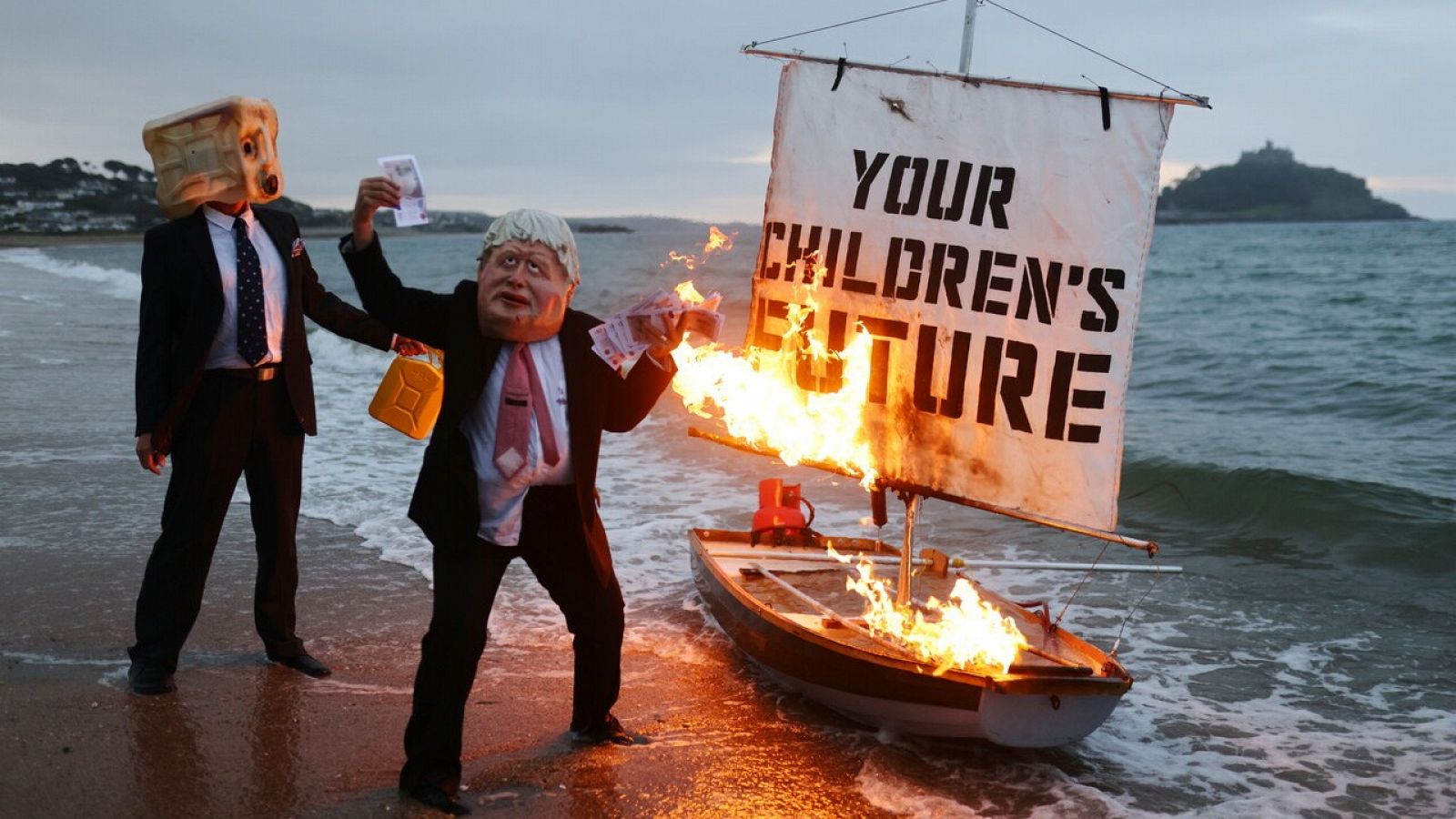 Activistas del grupo "Ocean Rebellion" protestan ante la cumbre del G7 en Cornualles (Reino Unido)