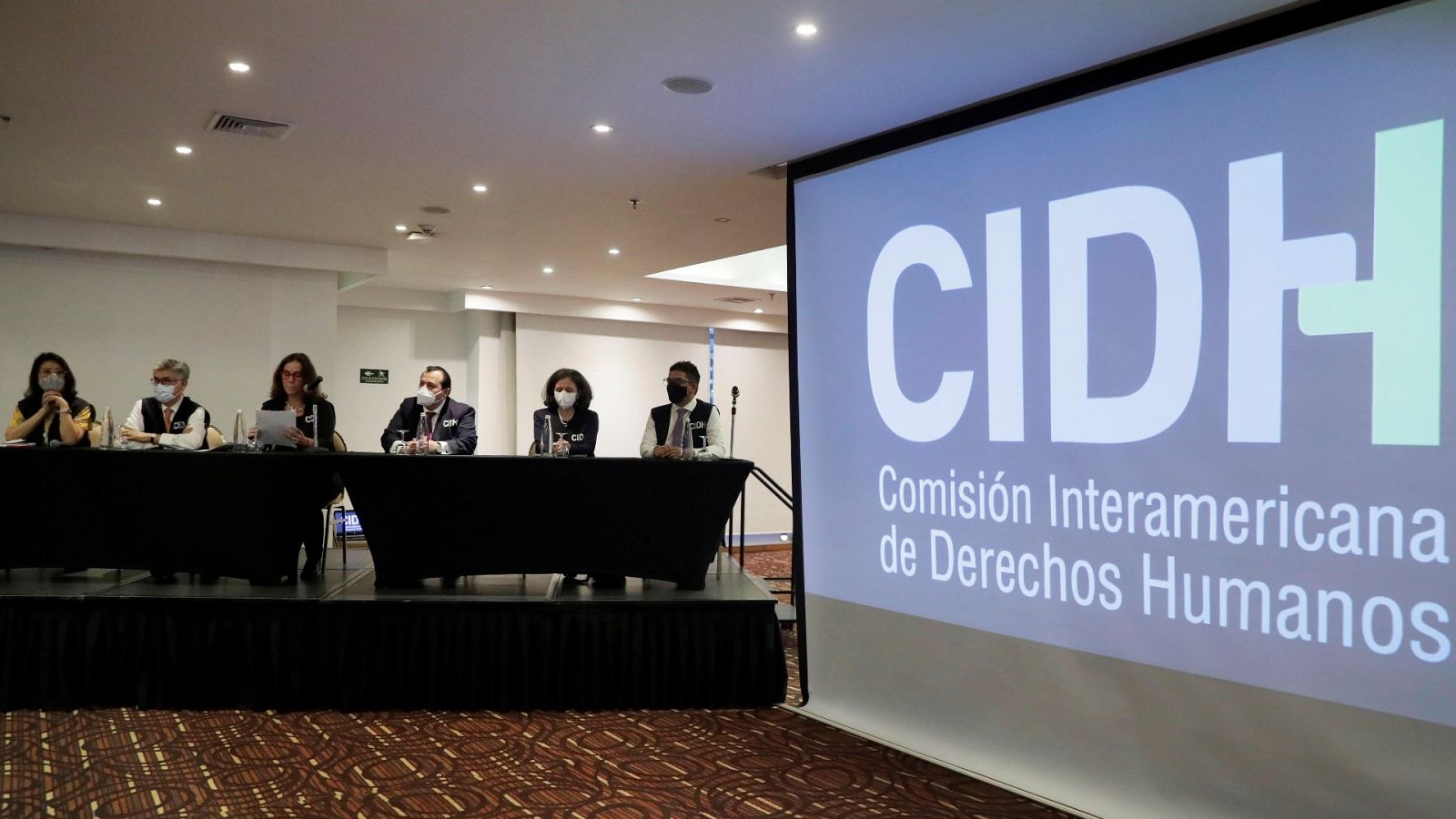 Integrantes de la Comisión Interamericana de Derechos Humanos (CIDH) ofrecen una conferencia de prensa en Bogotá