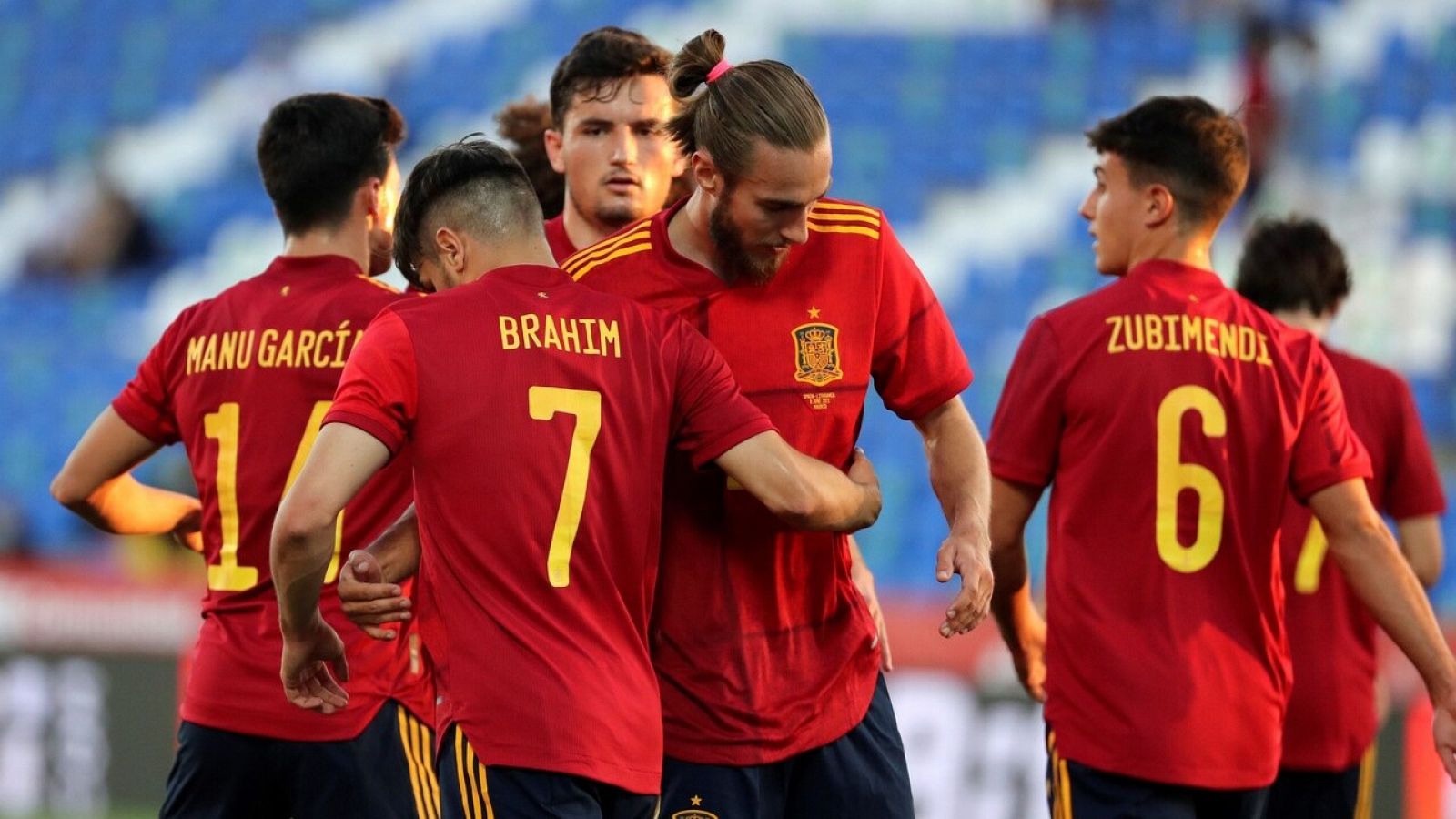 Los jugadores de la selección española celebran un gol ante Lituania.