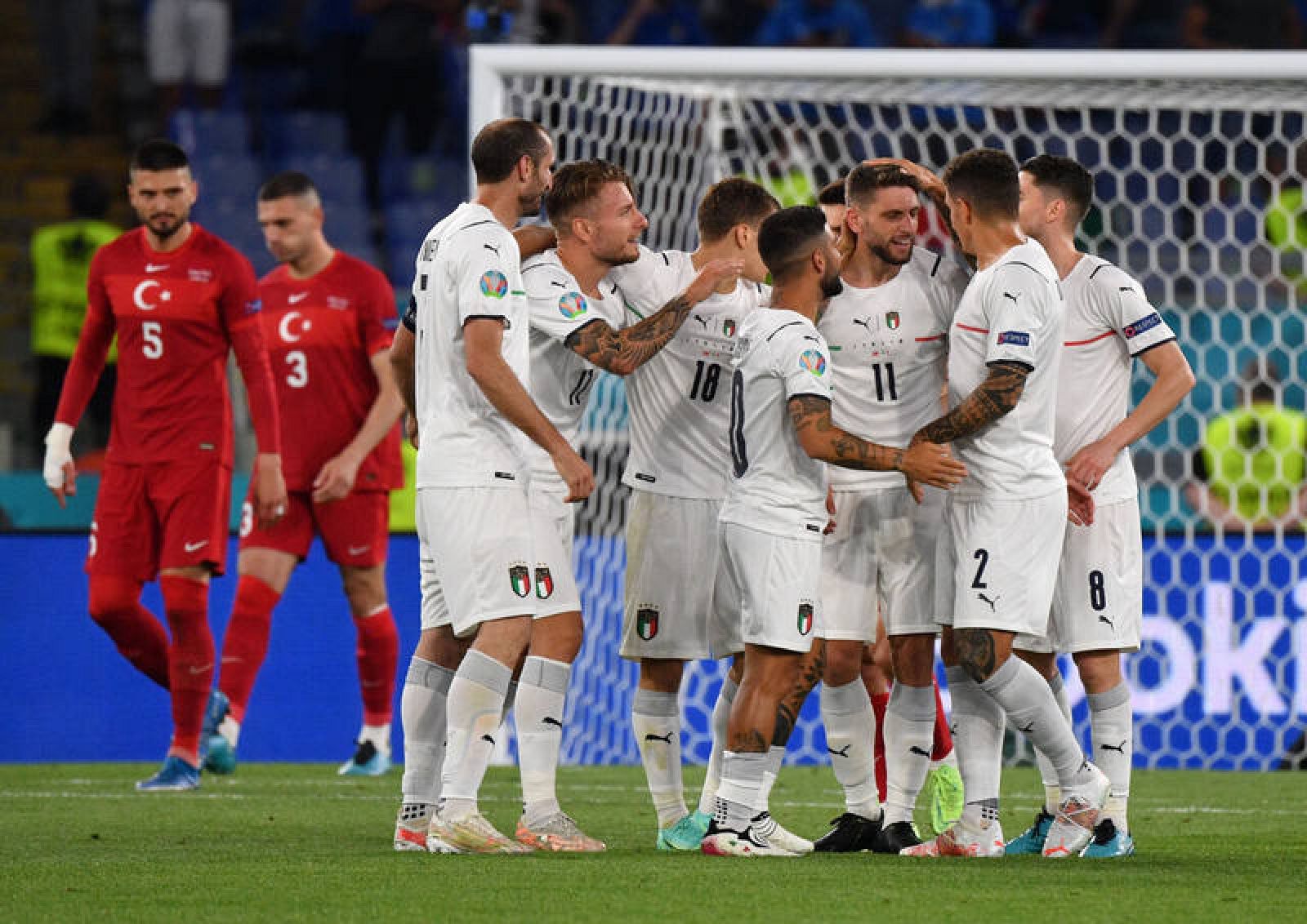 Los futbolistas de Italia celebran uno de los goles ante Turquía.