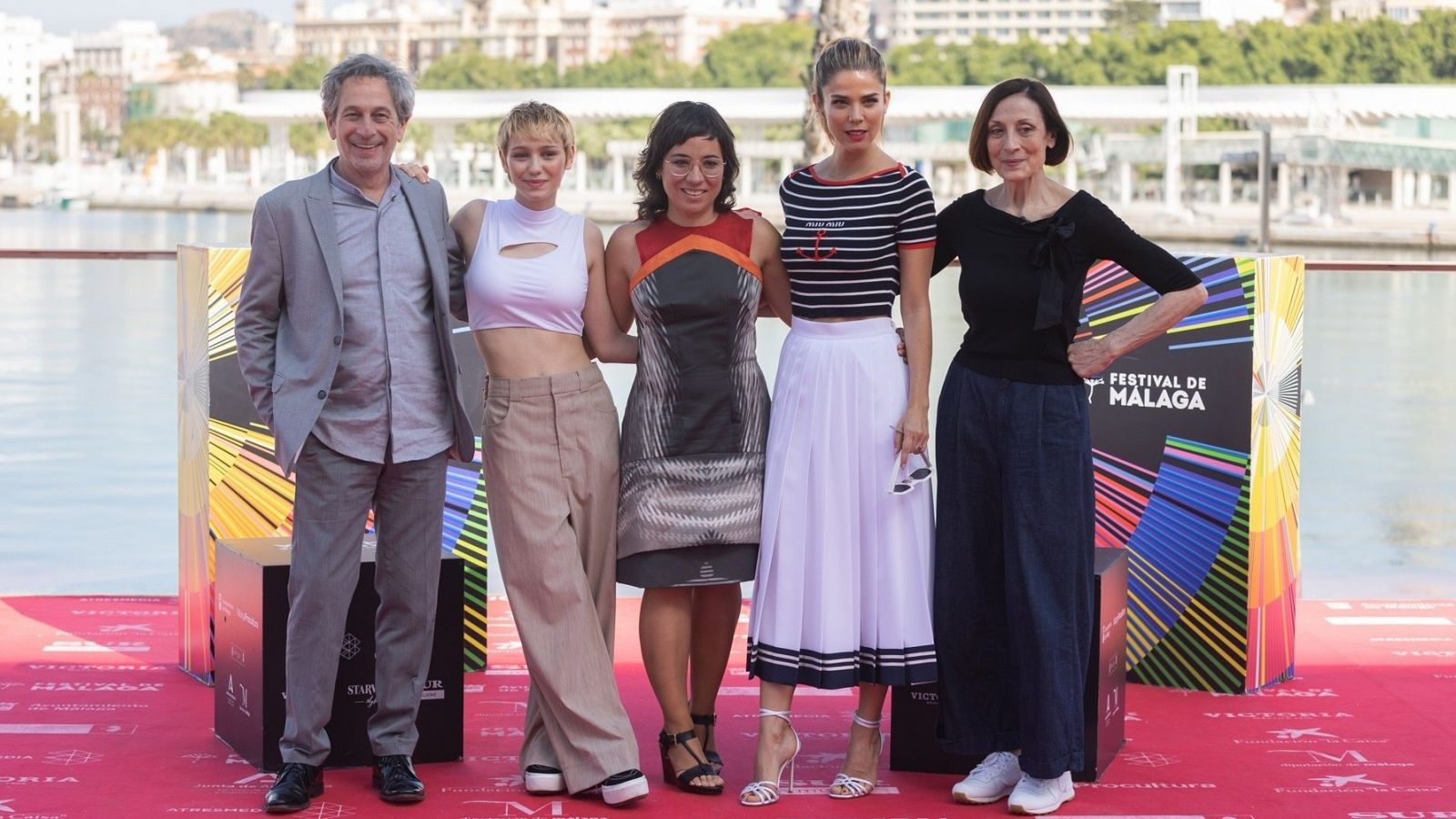 La directora Claudia Pinto con los protagonistas de 'Las consecuencias' en el Festival de Málaga