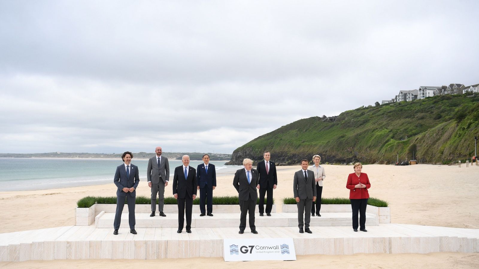 El primer ministro británico, Boris Johnson, posa con los líderes del G7 para la foto de familia durante la cumbre del G7 en Carbis Bay, Reino Unido