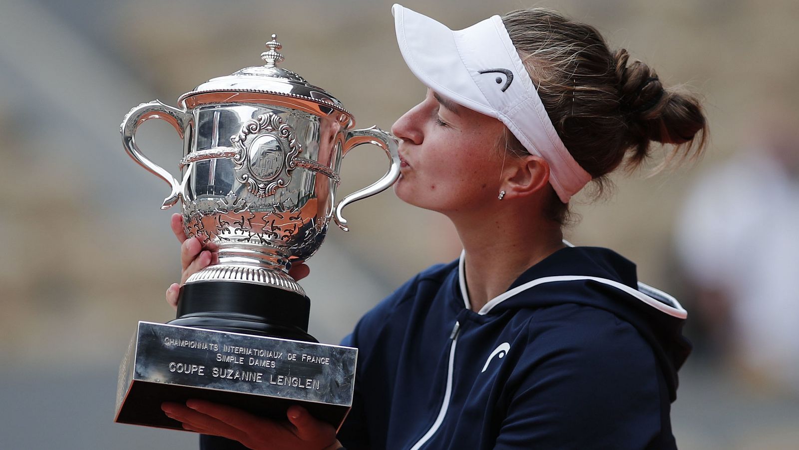 Krejcikova celebra su triunfo en Roland Garros.