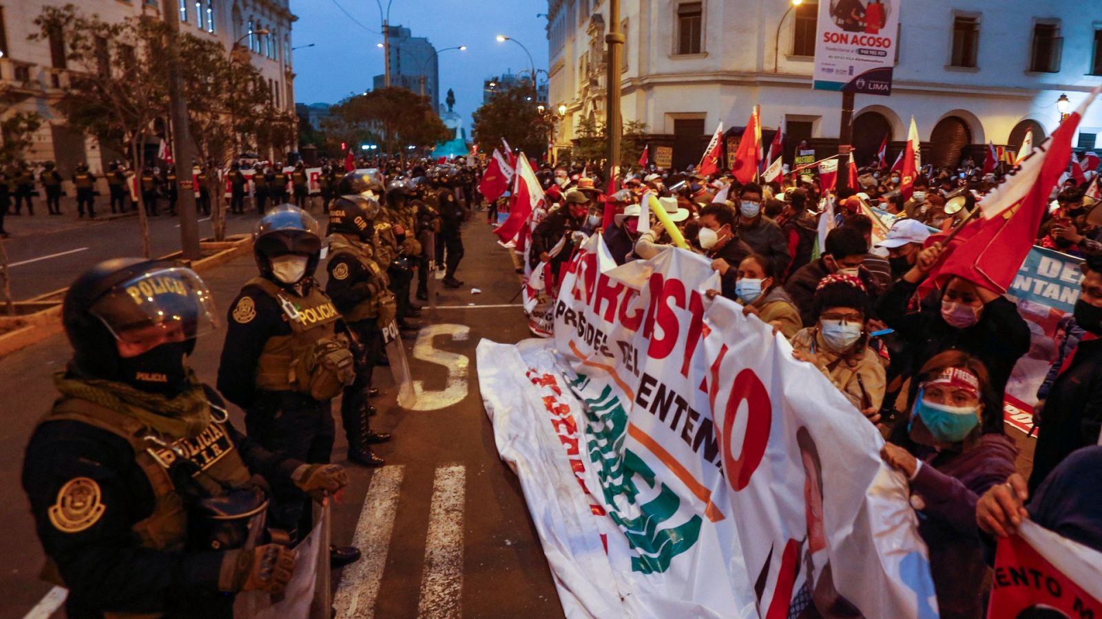 Simpatizantes de Pedro Castillo se manifiestan en el centro de Lima