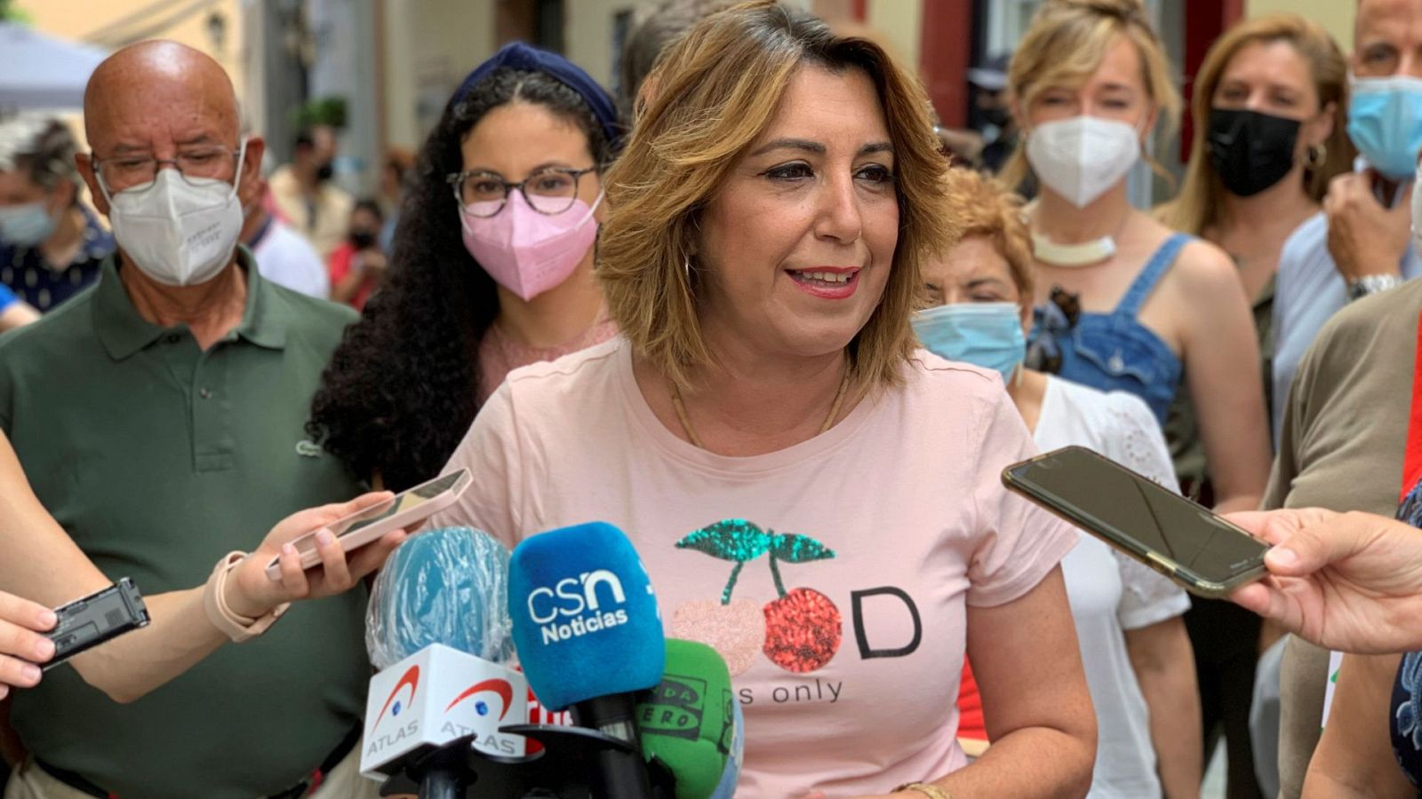 Susana Díaz atiende a los medios tras depositar su voto de las primarias del PSOE andaluz.