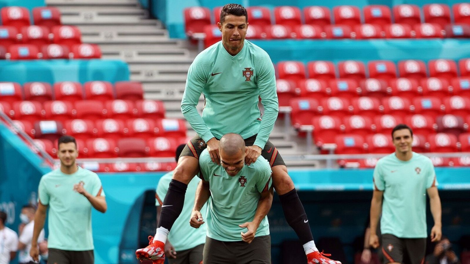 Cristiano Ronaldo salta sobre su compañero Pepe en un entrenamiento de Portugal.