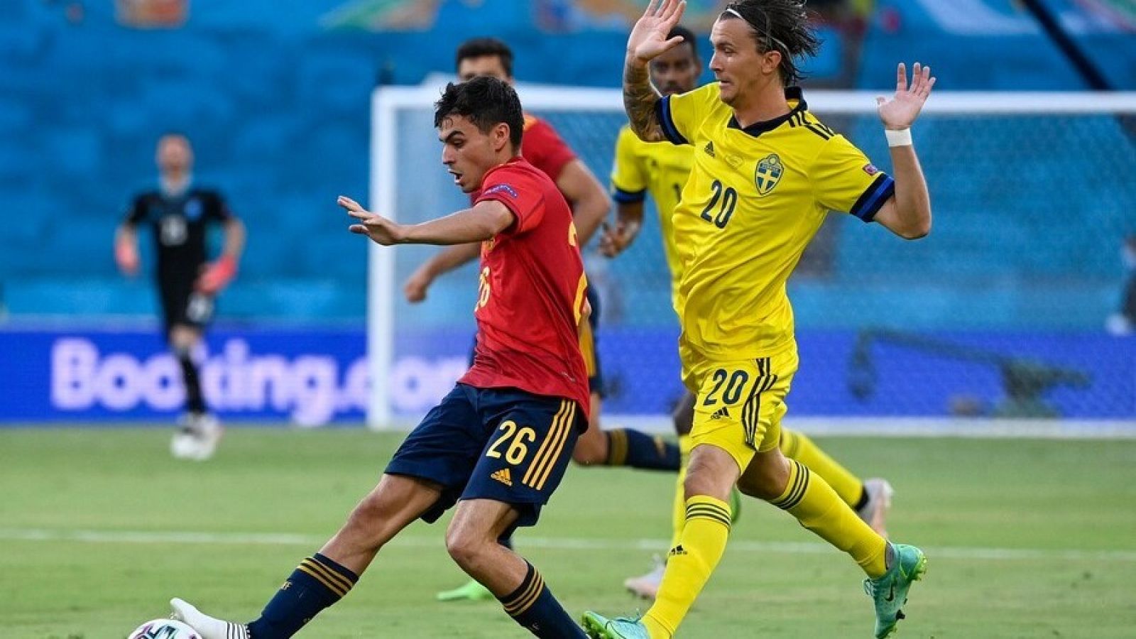 Pedri (i), de la Selección española, disputando un balón ante Olsson (d), de Suecia