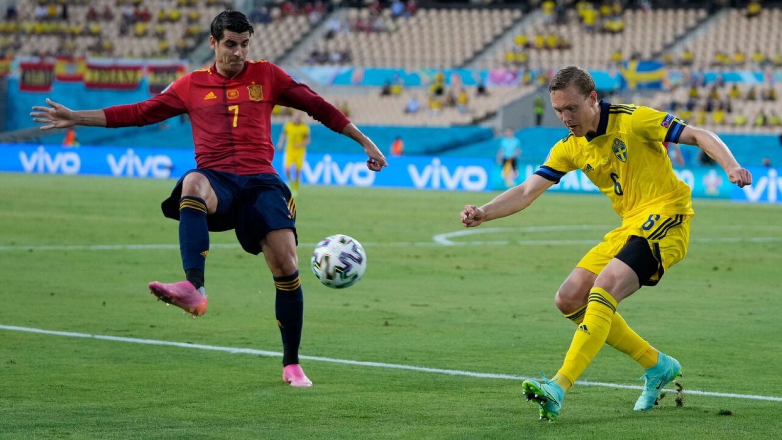 El delantero español Álvaro Morata presiona la salida del balón del sueco Augustinsson.