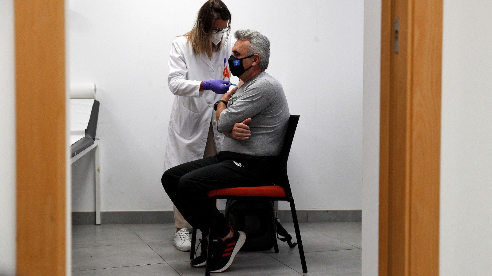 Trabajadores valencianos reciben la primera dosis de la vacuna en la sede de su empresa.