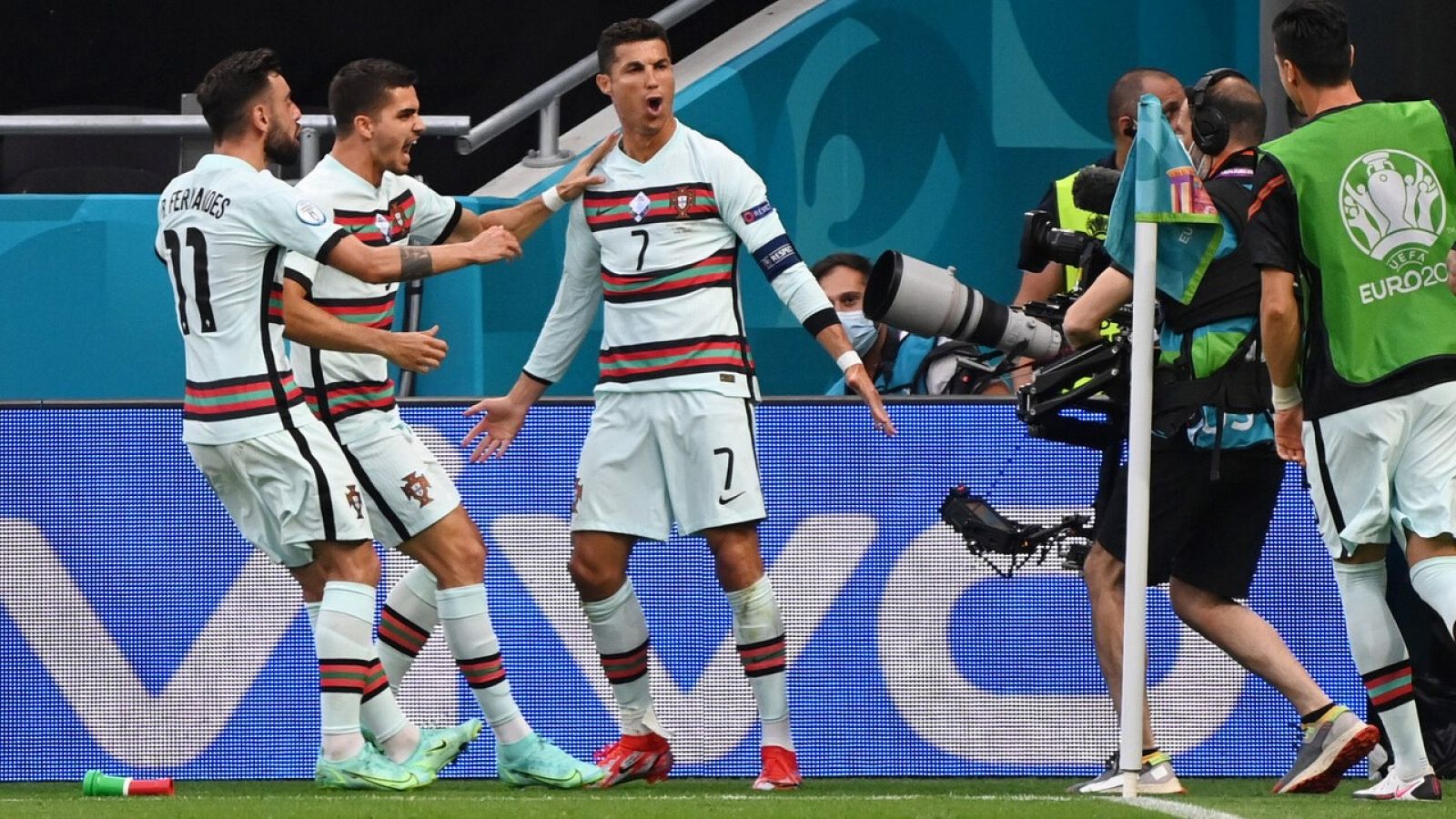 Cristiano Ronaldo celebra con sus compañeros de Portugal uno de sus dos goles a Hungría.