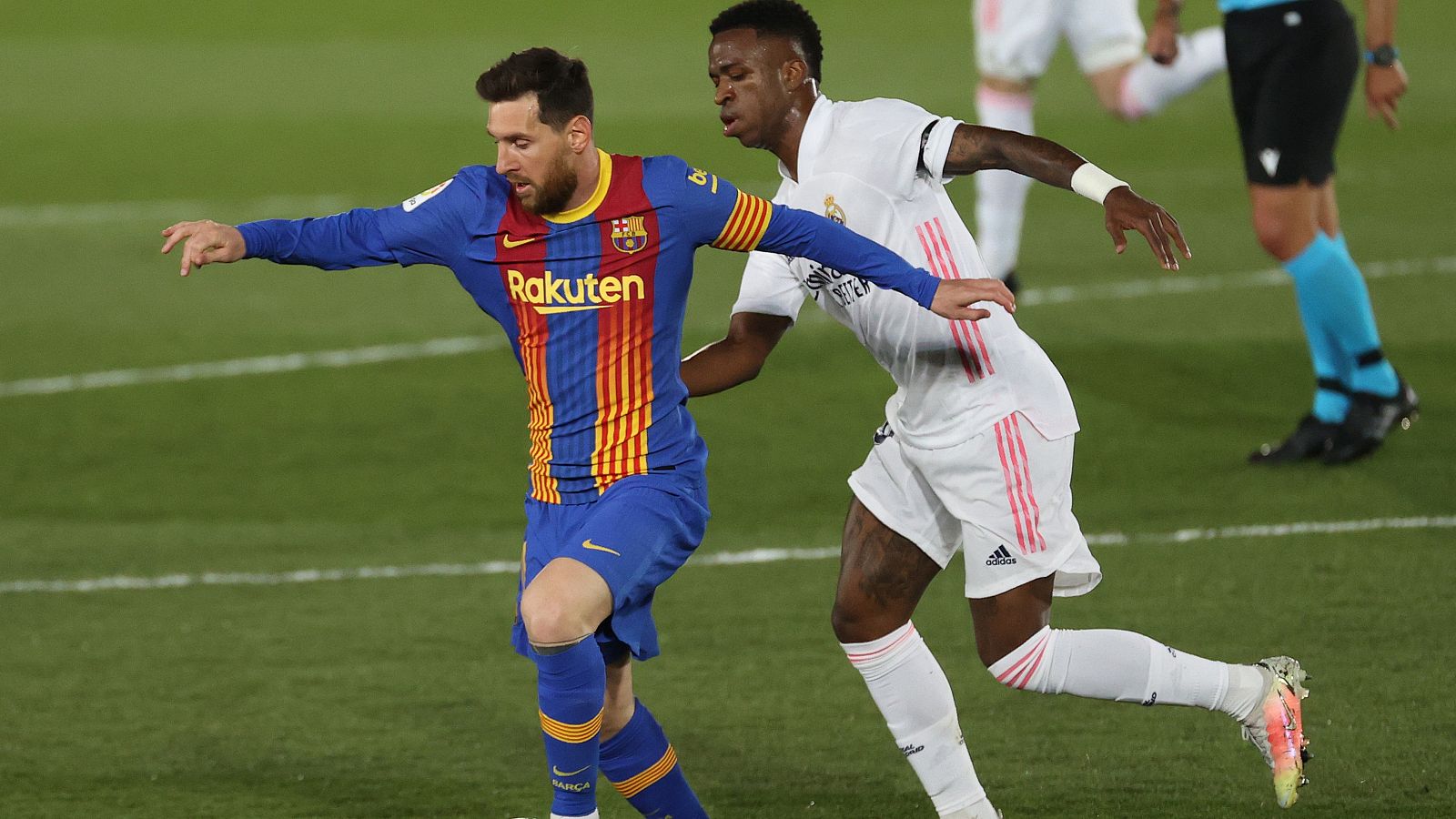 Messi y Vinicius, en un partido entre Real Madrid y Barcelona.