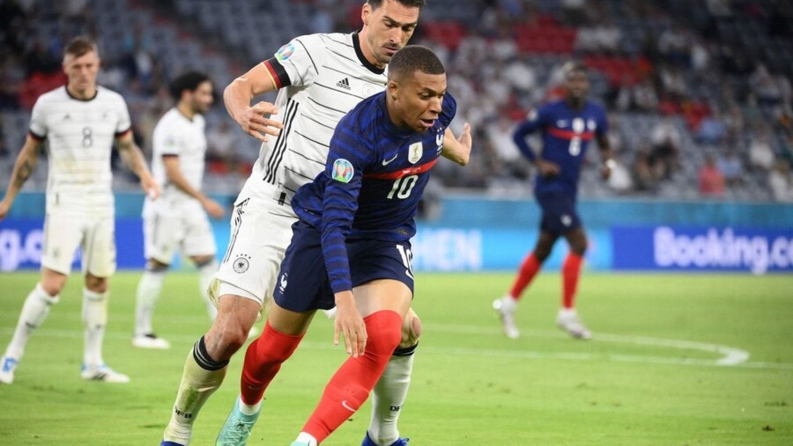 Mbappé (Francia) disputa un balón ante Hummels (Alemania)
