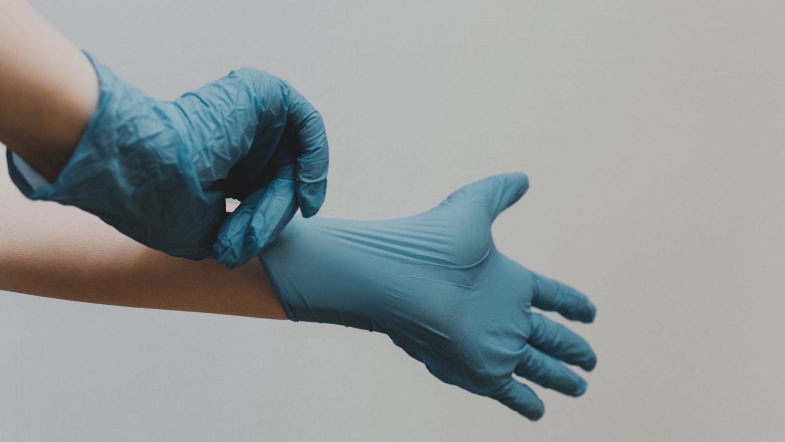 Un médico se pone los guantes antes de entrar a quirófano
