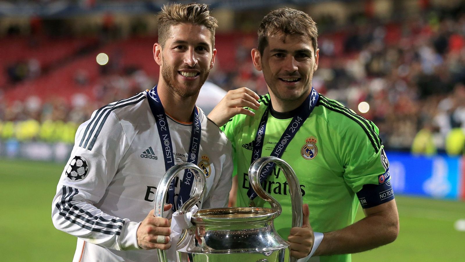 Sergio Ramos e Iker Casillas posan con 'La Décima' Champions del Real Madrid