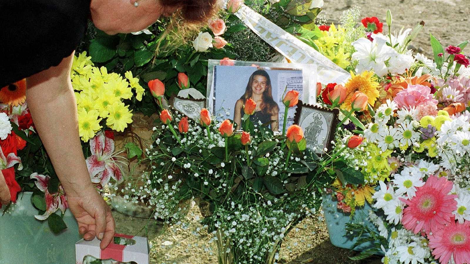 Una mujer deja flores en memoria de Rocío Wanninkhof 