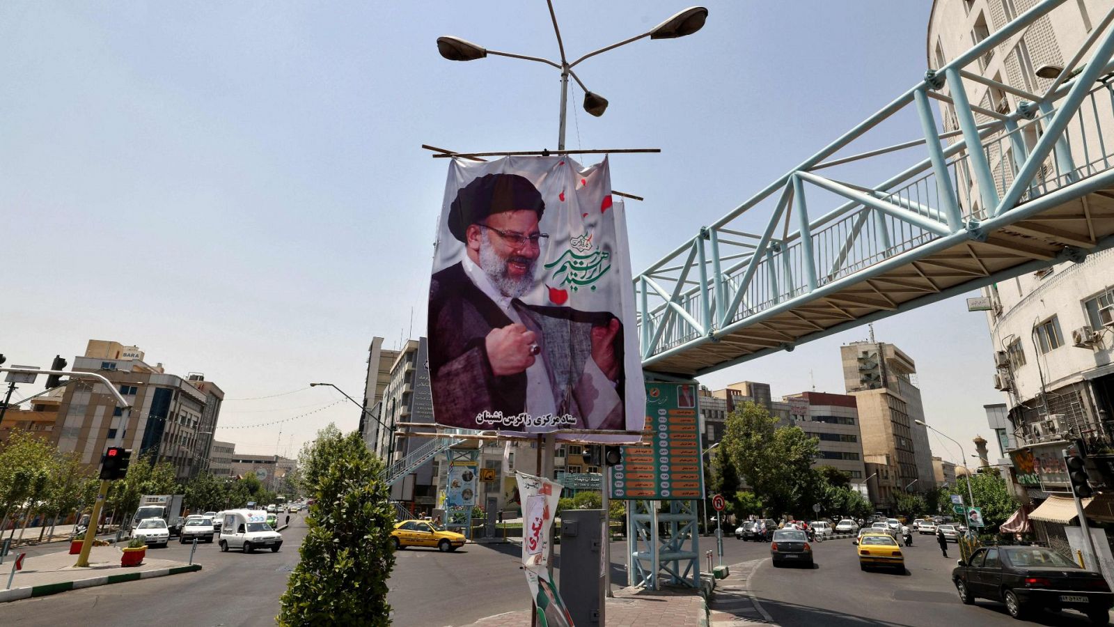 Una pancarta del candidato presidencial iraní ultraconservador, Ebrahim Raisí, en Teherán