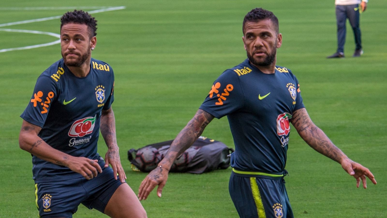 Neymar y Alves, en un entrenamiento de la selección brasileña absoluta.
