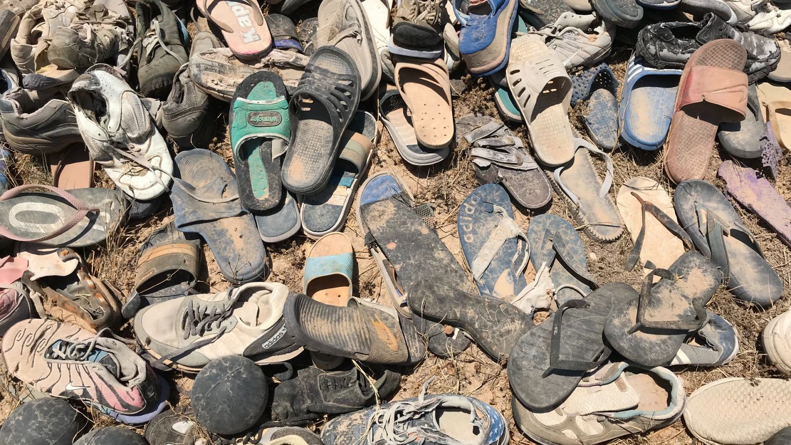 El calzado de las personas migrantes expulsado por el mar