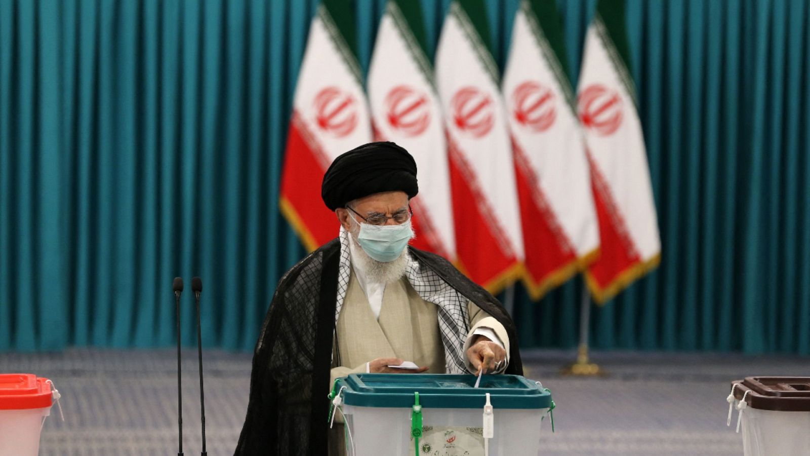 El líder supremo de Irán, Alí Jamenei, depositando su voto para las elecciones presidenciales en un colegio electoral el viernes 18 de junio de 2021.