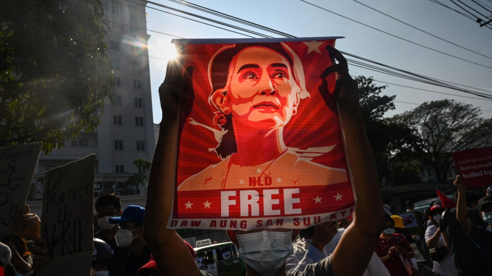 Imagen de archivo del 15 de febrero de 2021 de un manifestante sujetando un pancarta en la que se pide la liberación de Aung San Suu Kyi.