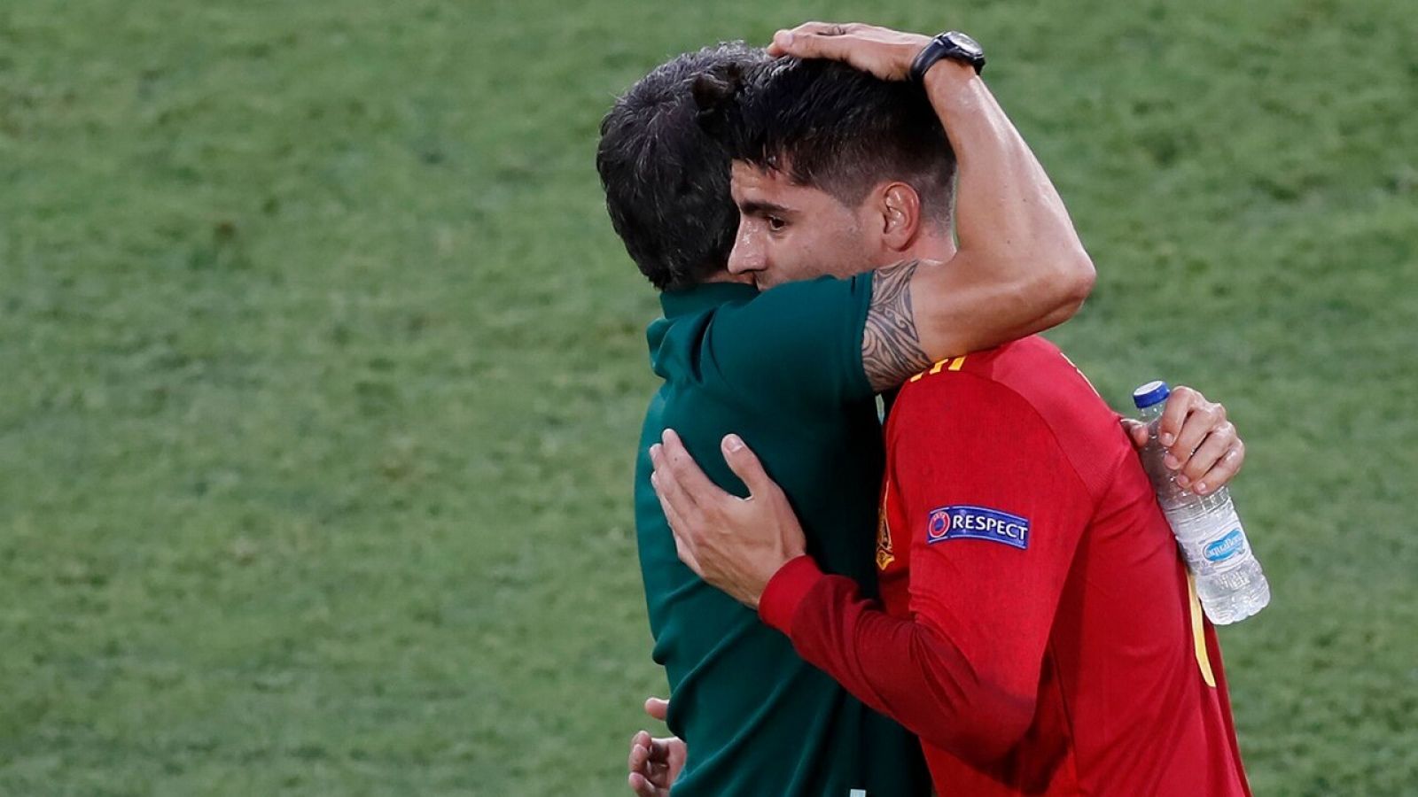 Luis Enrique y Morata se abrazan tras el gol anotado por el segundo ante Polonia.