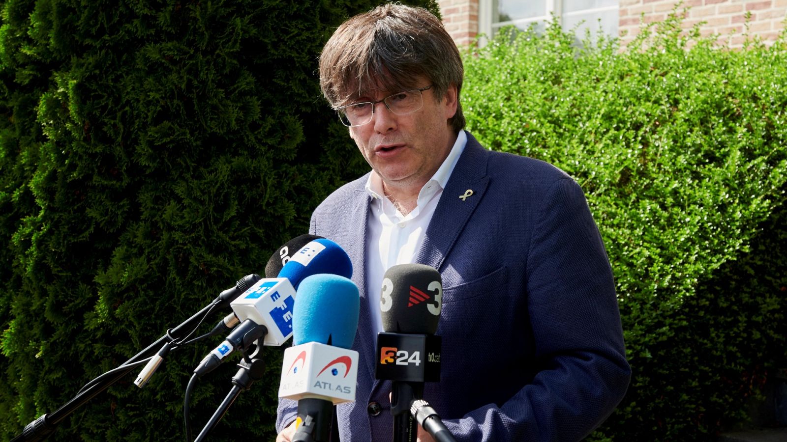 El expresidente catalán Carles Puigdemont en una imagen de archivo atiende a la prensa frente la Casa de la República, en Waterloo