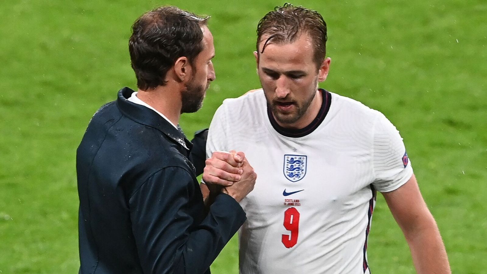 El seleccionador inglés Gareth Southgate consuela a Harry Kane tras ser sustituido ante Escocia.