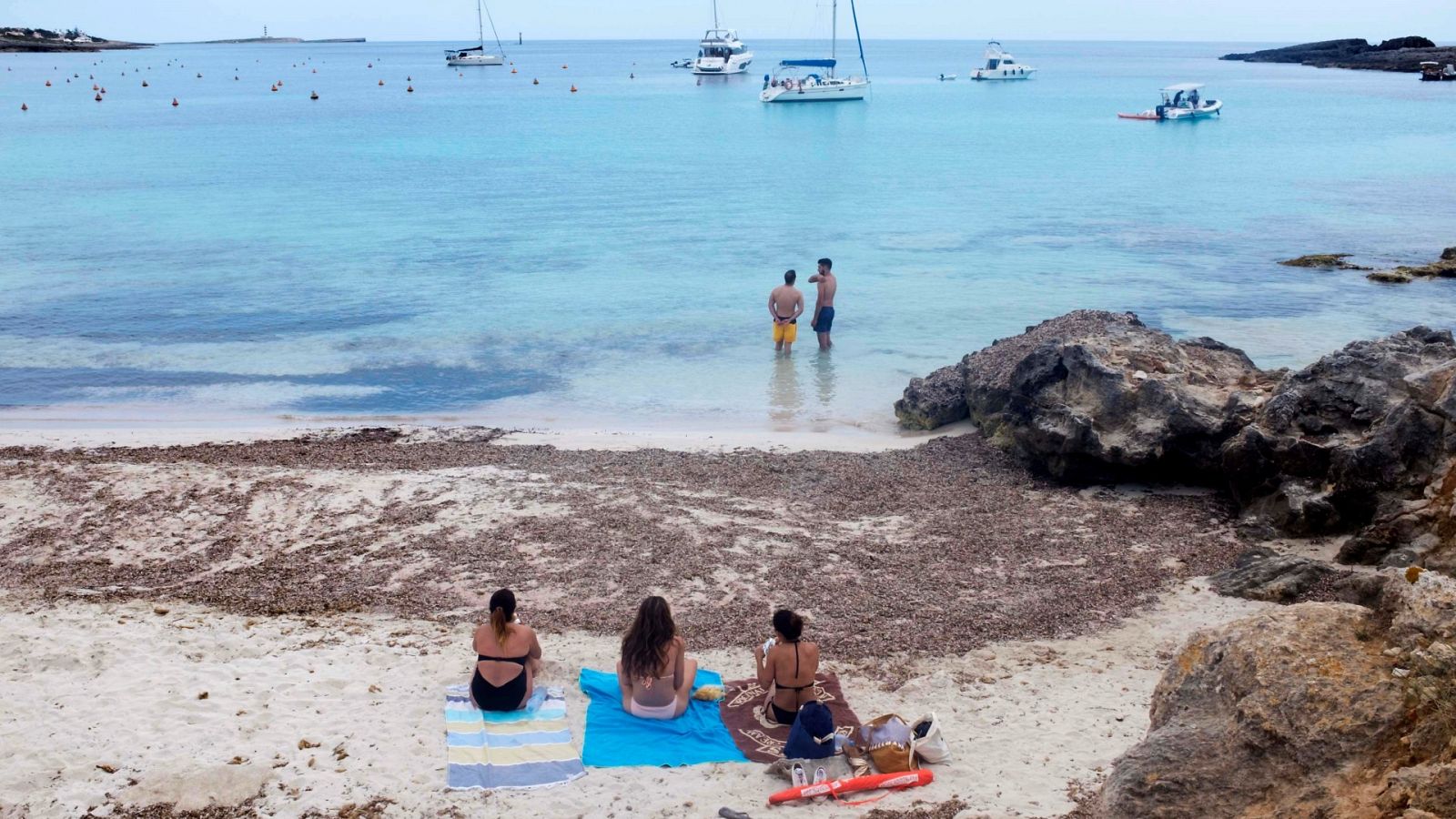 Varias personas disfrutan de la playa de Binibèquer (Menorca).
