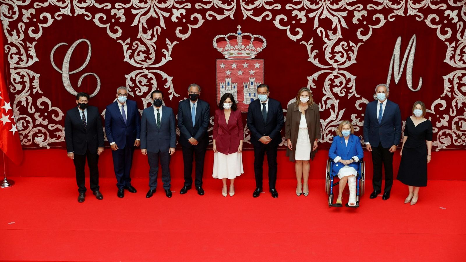 Foto de familia durante la toma de posesión de los nuevos consejeros de la Comunidad de Madrid en la Real Casa de Correos