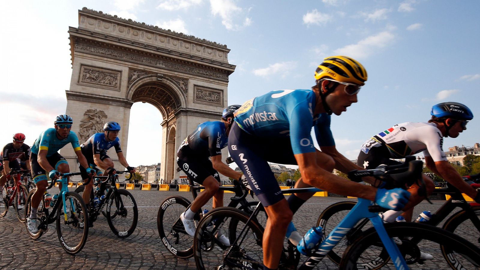 Varios corredores pasan por el Arco del Triunfo durnte la última etapa del Tour de Francia 2020