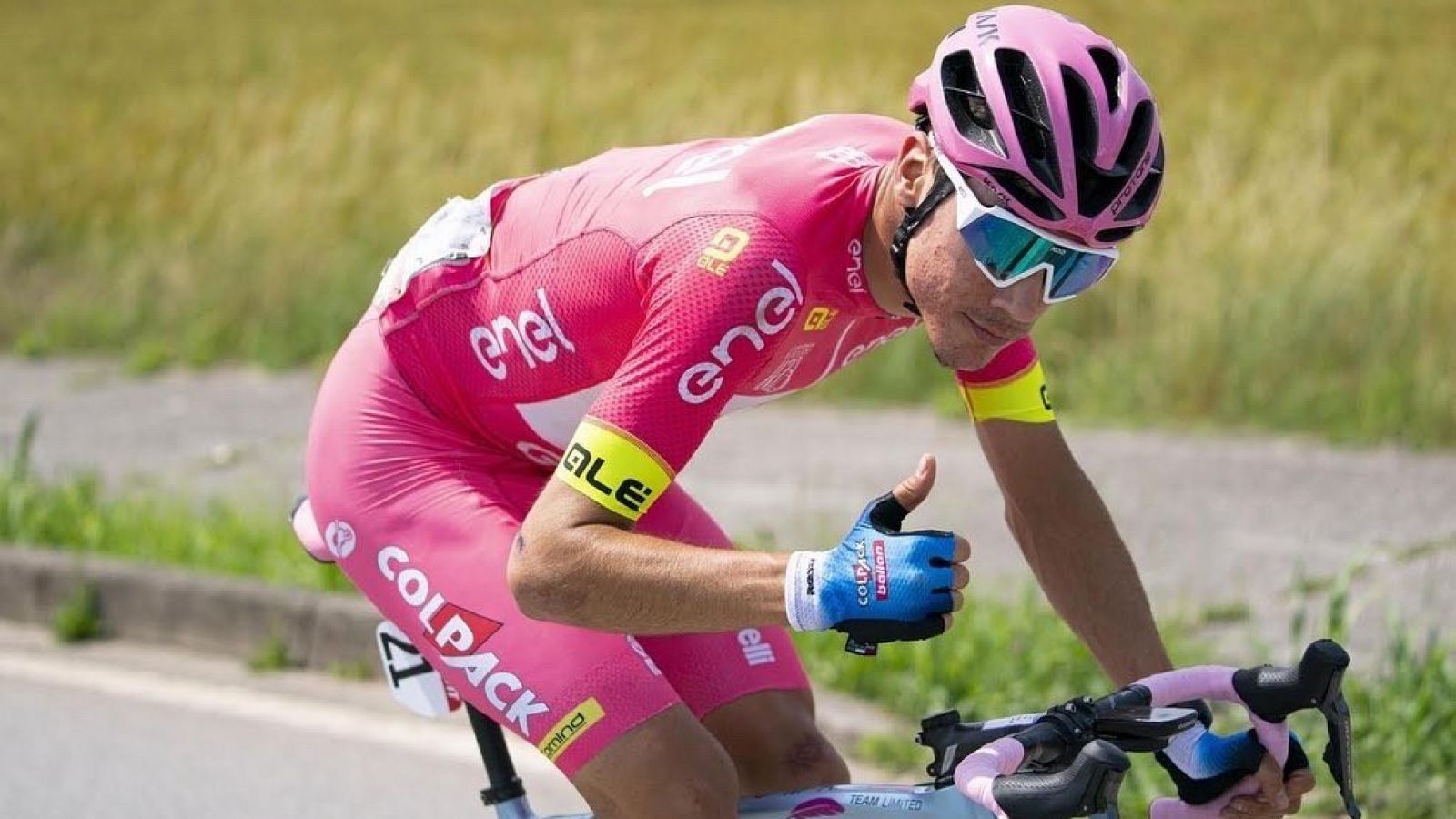Juan Ayuso vistiendo la maglia rosa del Giro Sub23 2021