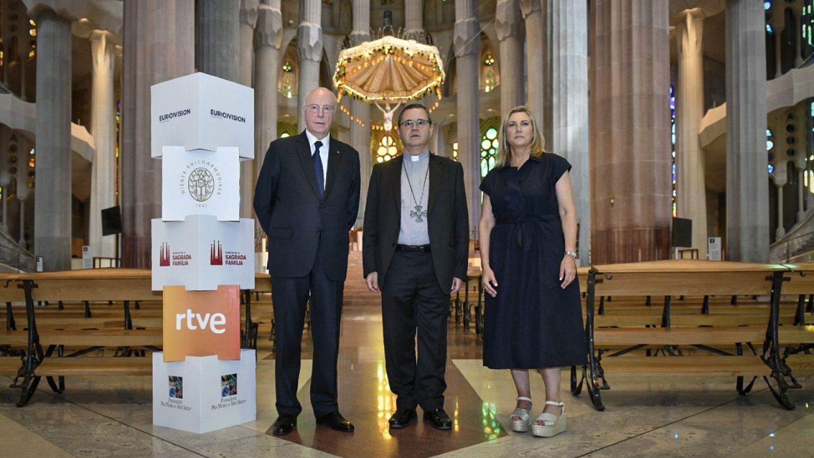 Foto de Hans-Albert Courtial, Mons. Sergi Gordo i Ana María Bordas a la Sagrada Família