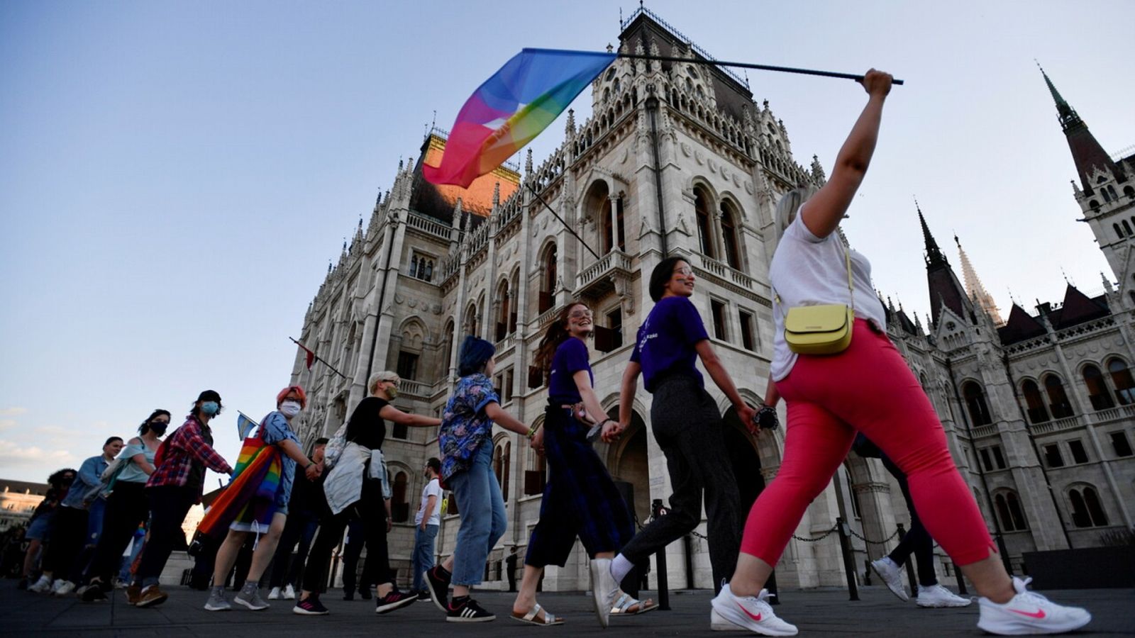 Protesta en Budapest, Hungría, contra la ley anti-LGTBI aprobada por el parlamento húngaro. REUTERS/Marton Monus